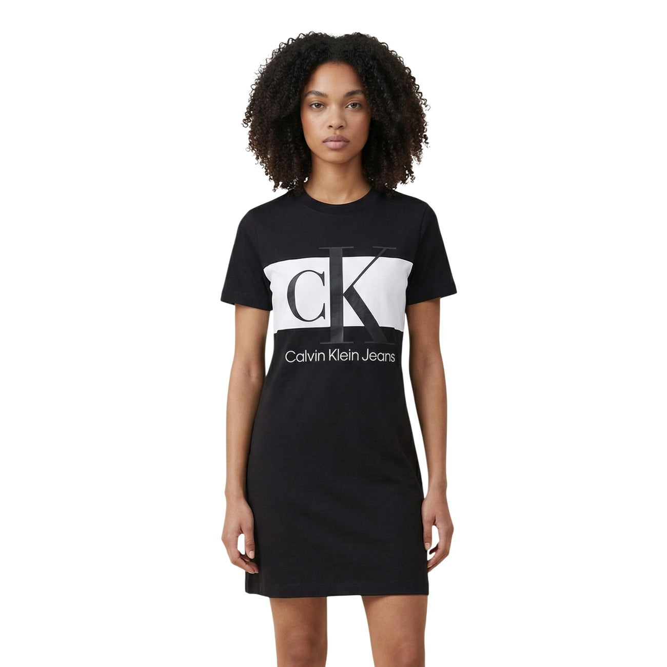 Mini abito T-shirt nero in tessuto di cotone, con maniche corte, scollo rotondo e logo ricamato a contrasto sul davanti. Vista frontale 