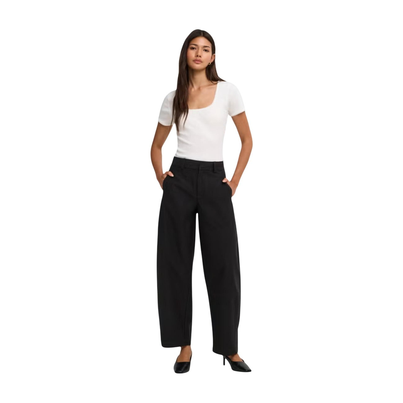 Pantaloni Only donna neri taglio Barrel fit 15371522. Pantaloni a gamba curva a botte neri con vita media, passanti per cintura, bottone a gancio e zip, pantaloni casual chic ed eleganti Only.