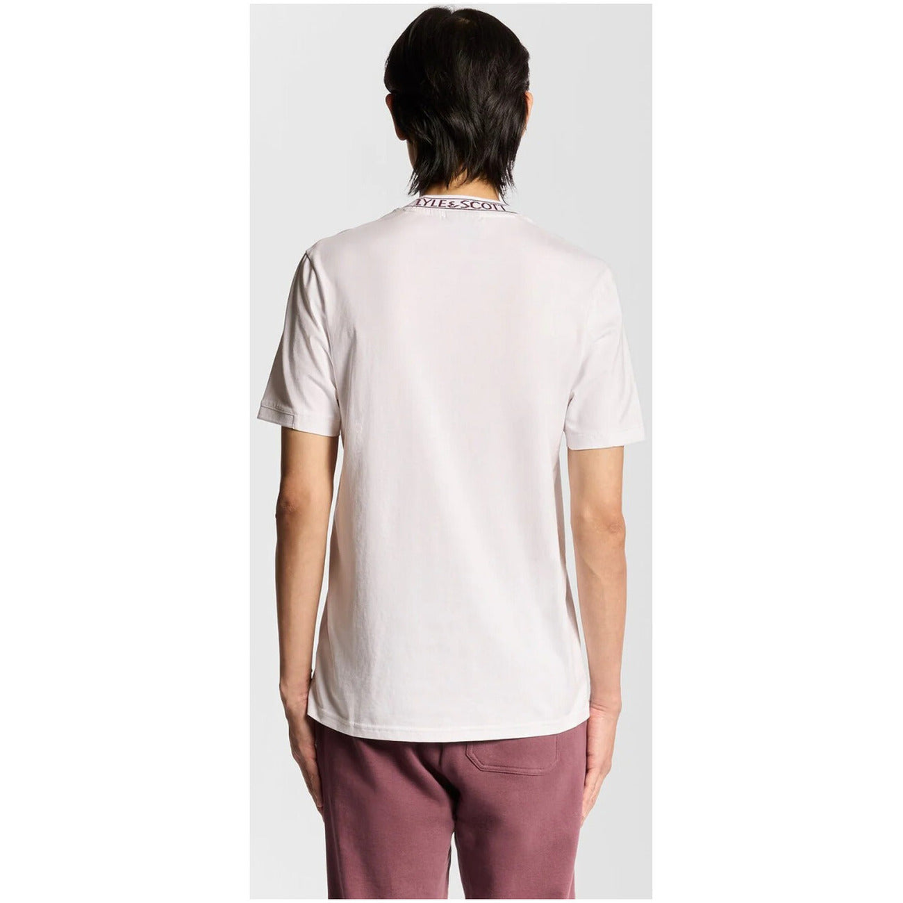 Lyle & Scott TS2329V; t-shirt bianca in puro cotone di alta qualità. Vestibilità regular, stile scozzese iconico e massima durata nel tempo. Vista posteriore 