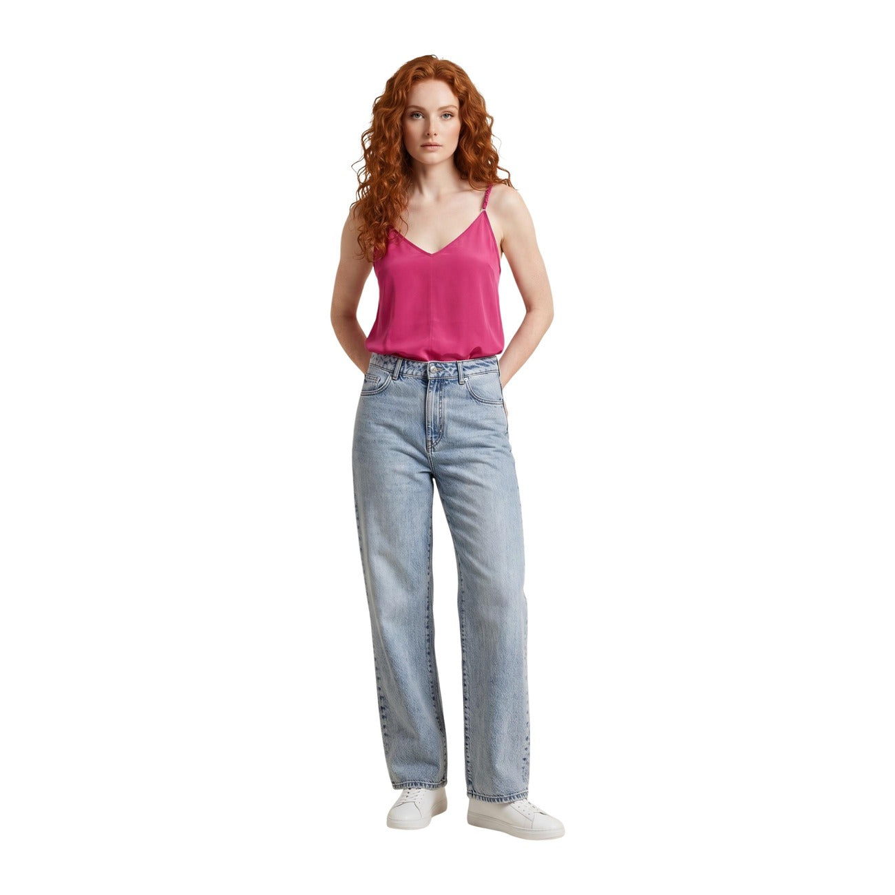 Canotta Only Madeli Oaklyn; fucsia , 85% Viscosa e 15% Poliestere. Scollo a V profondo, spalline sottili regolabili, tessuto leggero e fluido. Perfetta per il layering o da indossare da sola. Vista frontale figura intera 