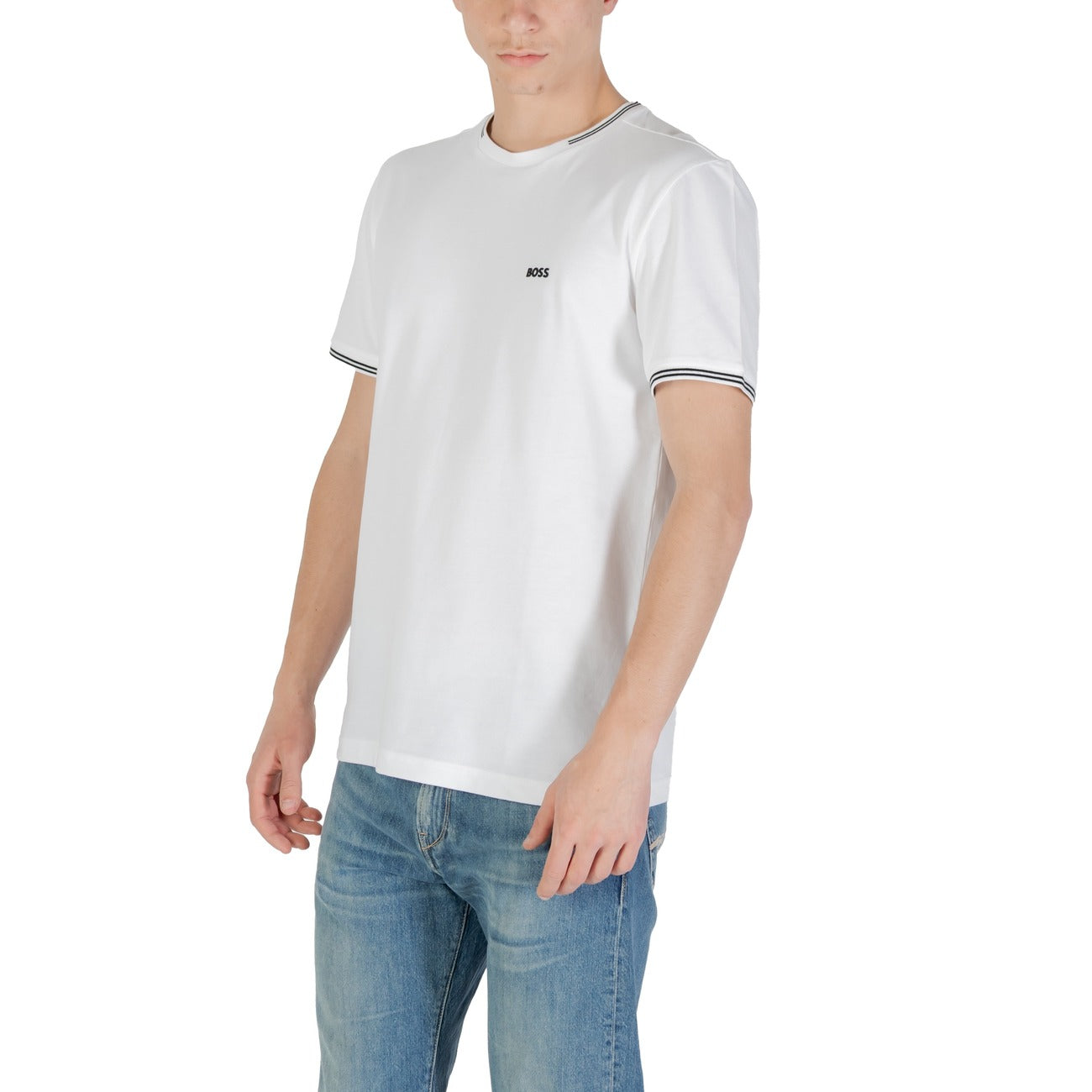 T-shirt BOSS Uomo Bianca; 92% Cotone, 8% Elastam. Tessuto piqué elasticizzato, vestibilità regular, logo e righe a contrasto. Lavabile a 30°C, stile casual-premium. Frontale 