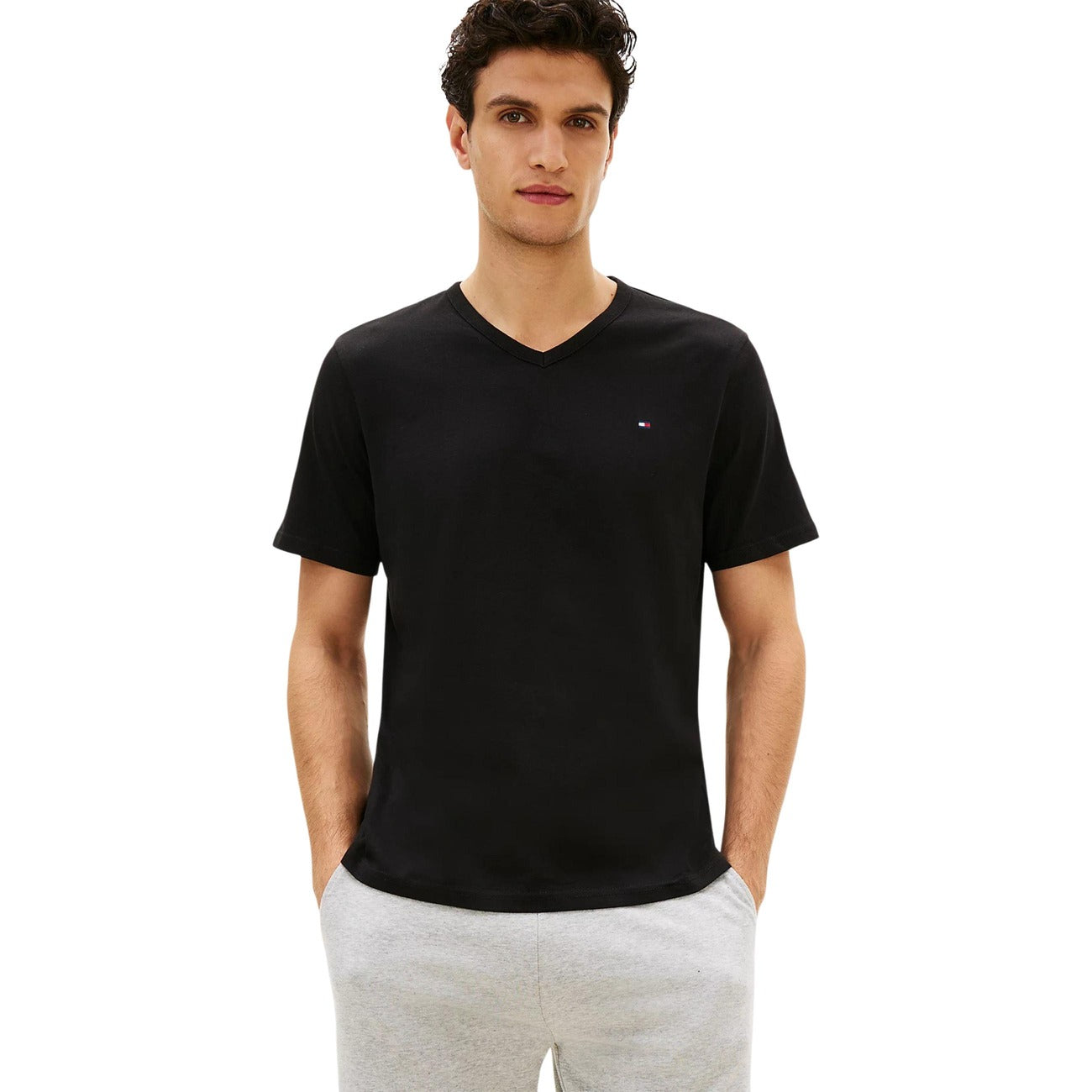 Pack 3 T-shirt Scollo a V Tommy Hilfiger; Multicolor (Nero/Grigio/Bianco). 100% Cotone Jersey. Maniche corte, bandierina ricamata. Comfort premium per ogni stagione. Nero frontale 