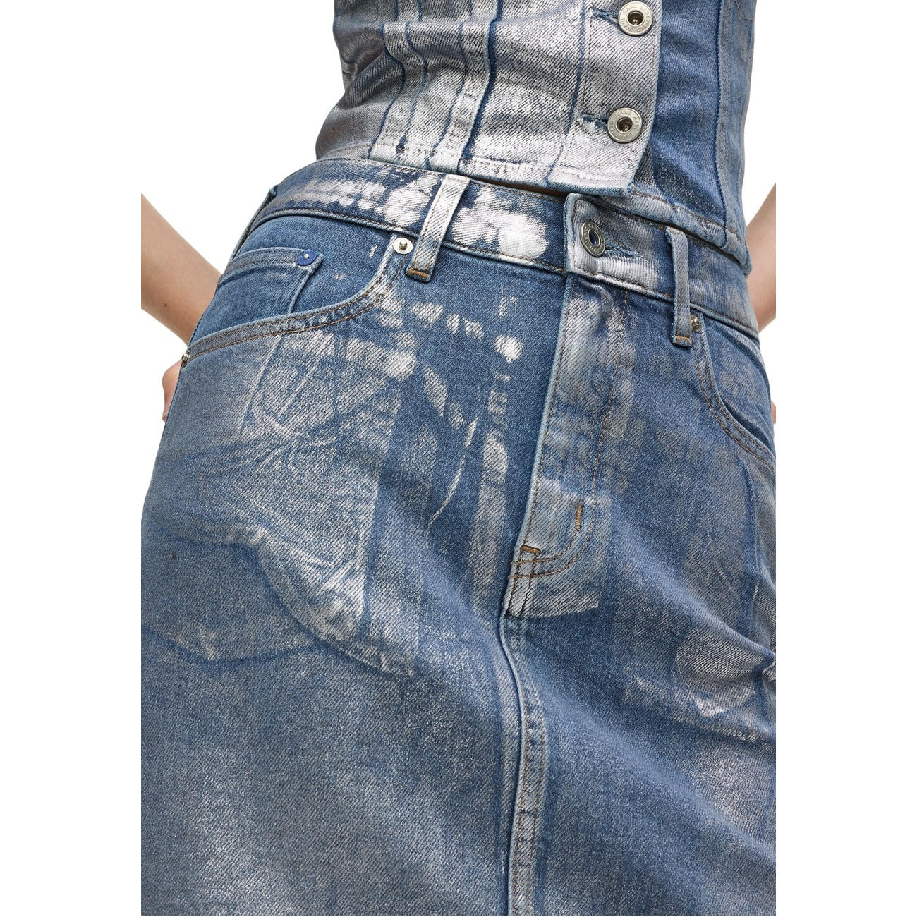 Dettaglio minigonna Karl Lagerfeld Jeans donna azzurra in denim con tasche anteriori e posteriori