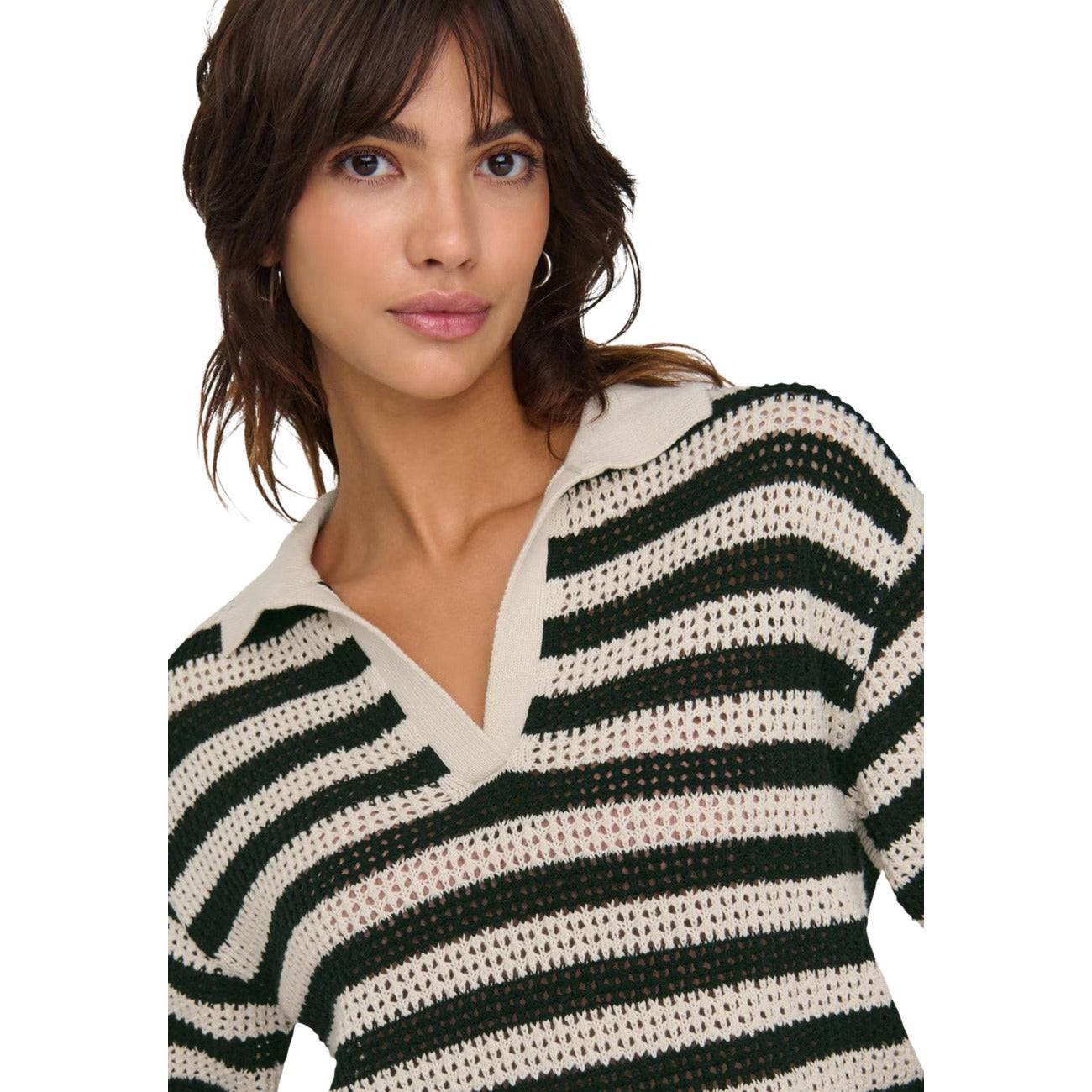 T-shirt Polo Donna a Righe Nere JDY Jacqueline de Yong; Pullover estivo a maniche corte in maglia traforata bicolore. Scollo a V con colletto e vestibilità morbida casual.
