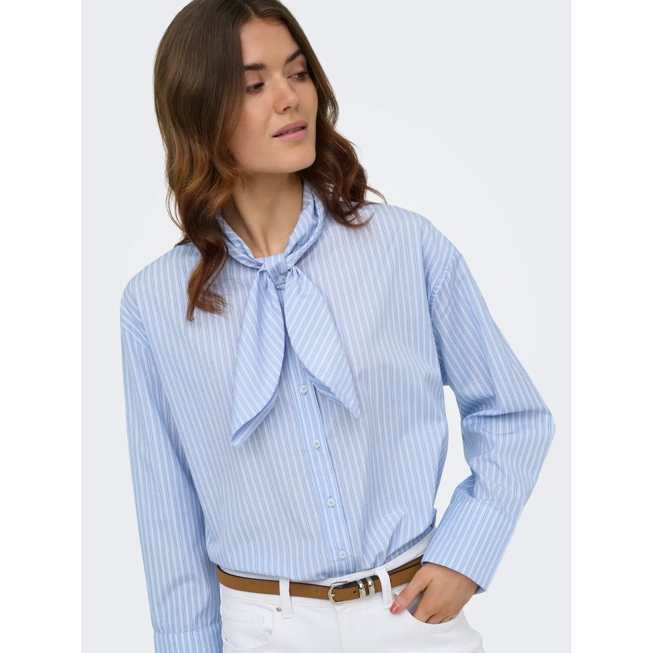 Camicia a righe Only donna blu Windsurfer 15386059. Camicia a maniche lunghe a righe azzurre e blu con colletto classico, bottoni e fiocco decorativo, blusa estiva fresca in misto cotone Primavera/Estate.