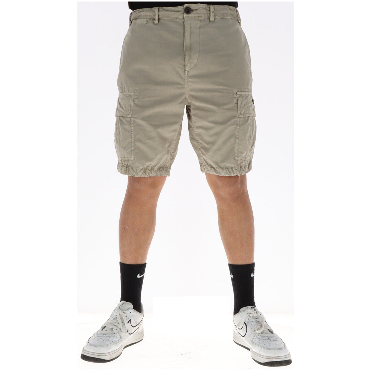 Bermuda Cargo Superdry beige; 100% Cotone Twill. Sei tasche funzionali, vestibilità dritta, patch logo. Tessuto resistente e traspirante. Ideale per il tempo libero e l'estate. 