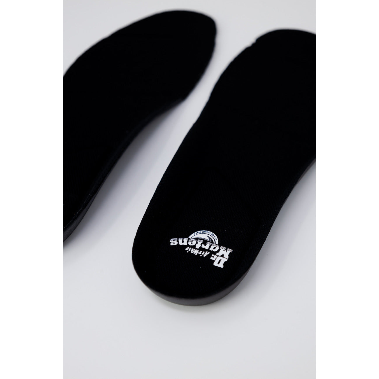 Solette Dr. Martens Cushion Wave; Nero. 100% Poliestere riciclato, ammortizzazione ondulata, tecnologia antibatterica Aegis. Sottili (0,2 cm) e traspiranti, ideali per migliorare il fit delle scarpe.