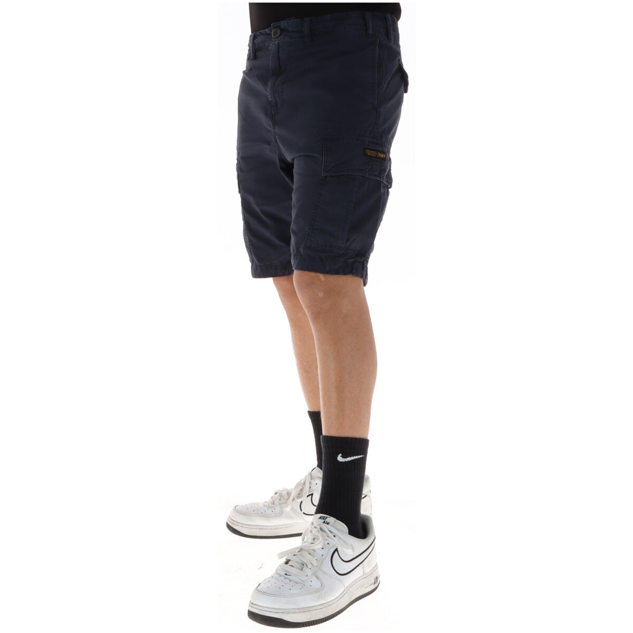 Bermuda Cargo Superdry Blu Navy; 100% Cotone Twill. Sei tasche funzionali, vestibilità dritta, patch logo. Tessuto resistente e traspirante. Ideale per il tempo libero e l'estate. Vista laterale 