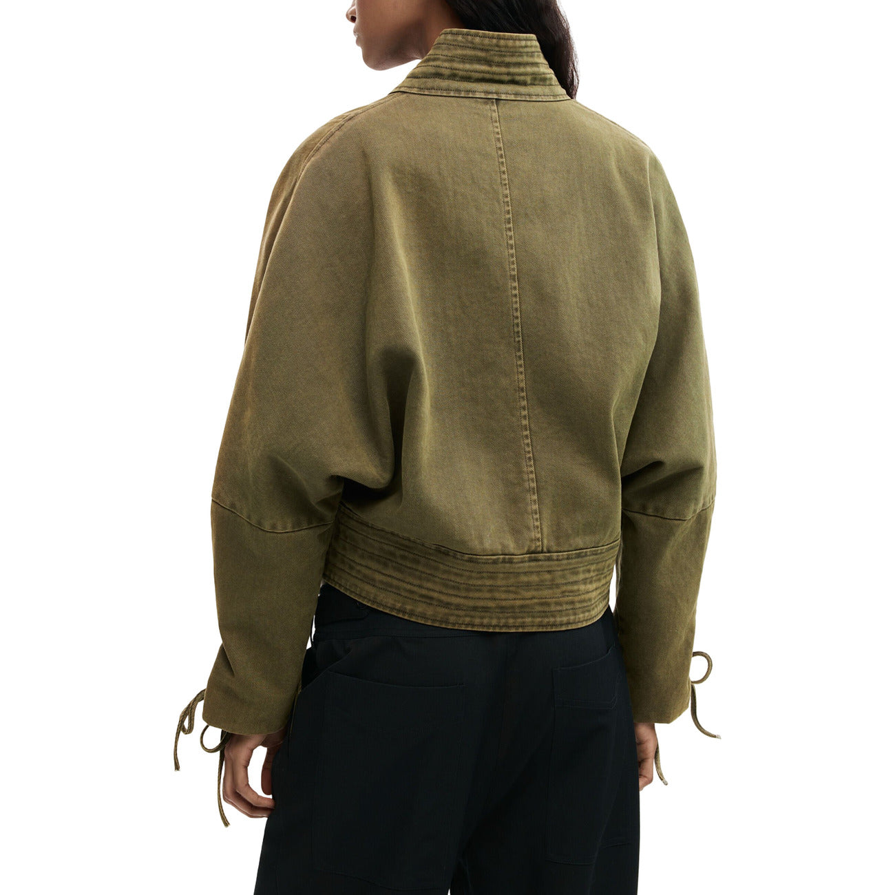 Fit: Regular
100% cotone
Colore liscio
Collo alto
Chiusura con zip
Dettaglio di cordoncini regolabili su fondo e maniche
Fondo dritto
