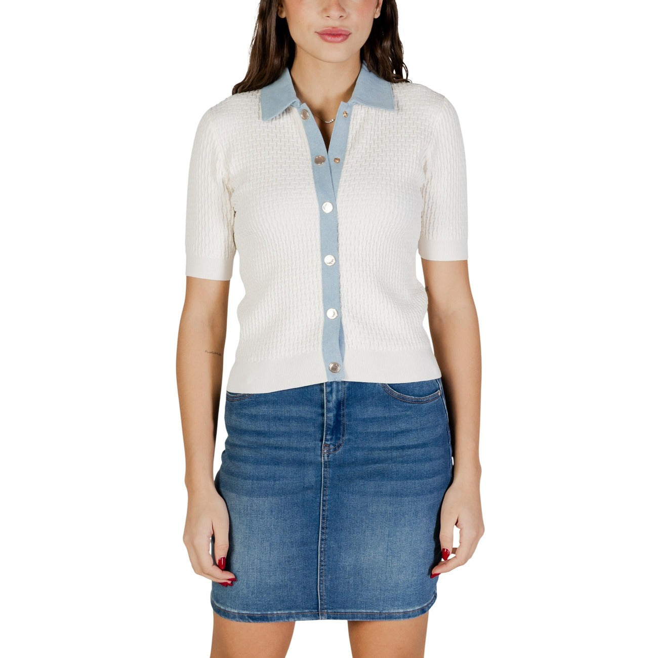 Cardigan Morgan De Toi donna bianco con bottoni maniche corte scollo a V - vista laterale indossato da modello
