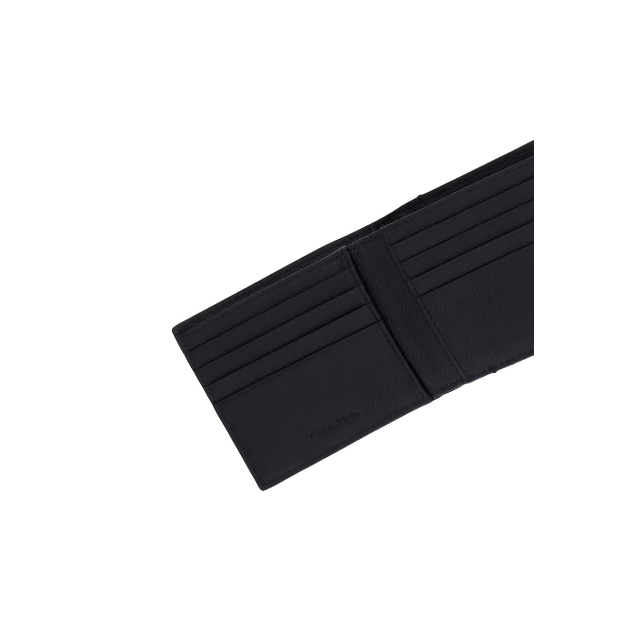 Portafoglio Compatto Uomo Calvin Klein; Nero. 100% Cuoio martellato con loghi incisi a rilievo, chiusura con zip, scomparti interni per tessere (senza portamonete). Dimensioni micro (7x9 cm), stile minimalista 4 stagioni. Vista aperta
