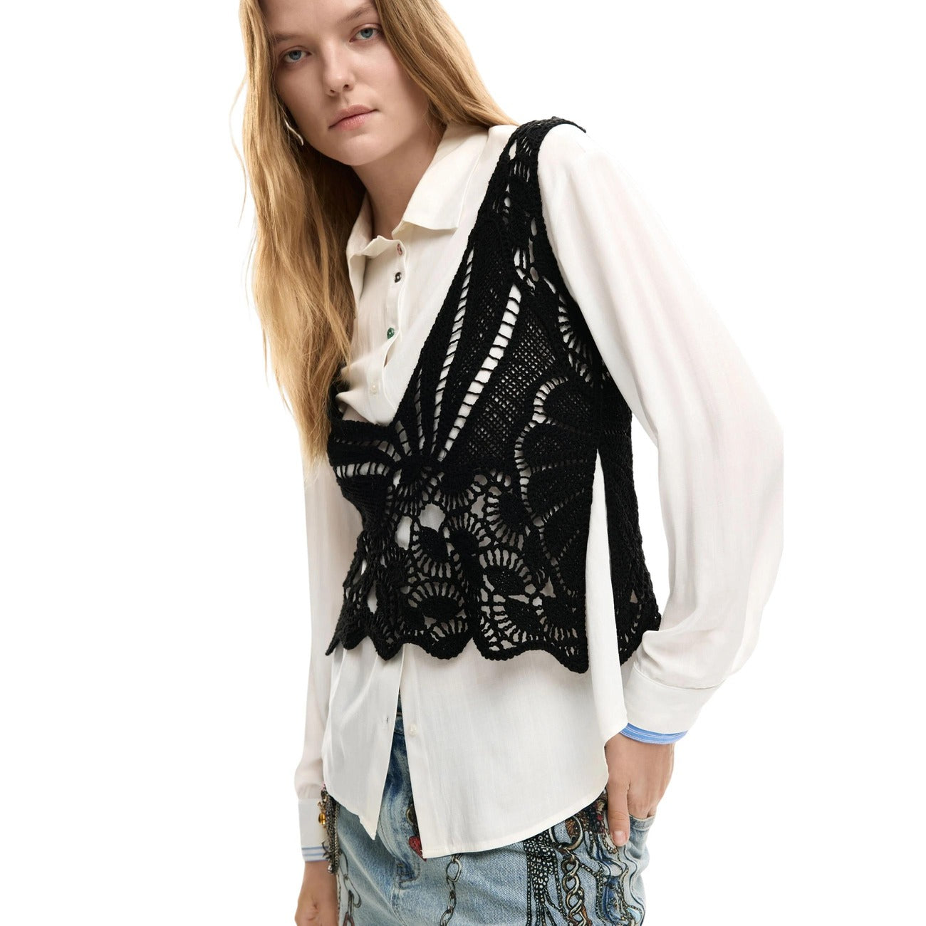 Camicia Desigual con Gilet Crochet; 95% Cotone. Set 2-in-1 multicolore e bianco. Colletto classico, polsini a contrasto, motivi lavorati a mano. Capi separabili, collezione SS26.C Indossata da modella 