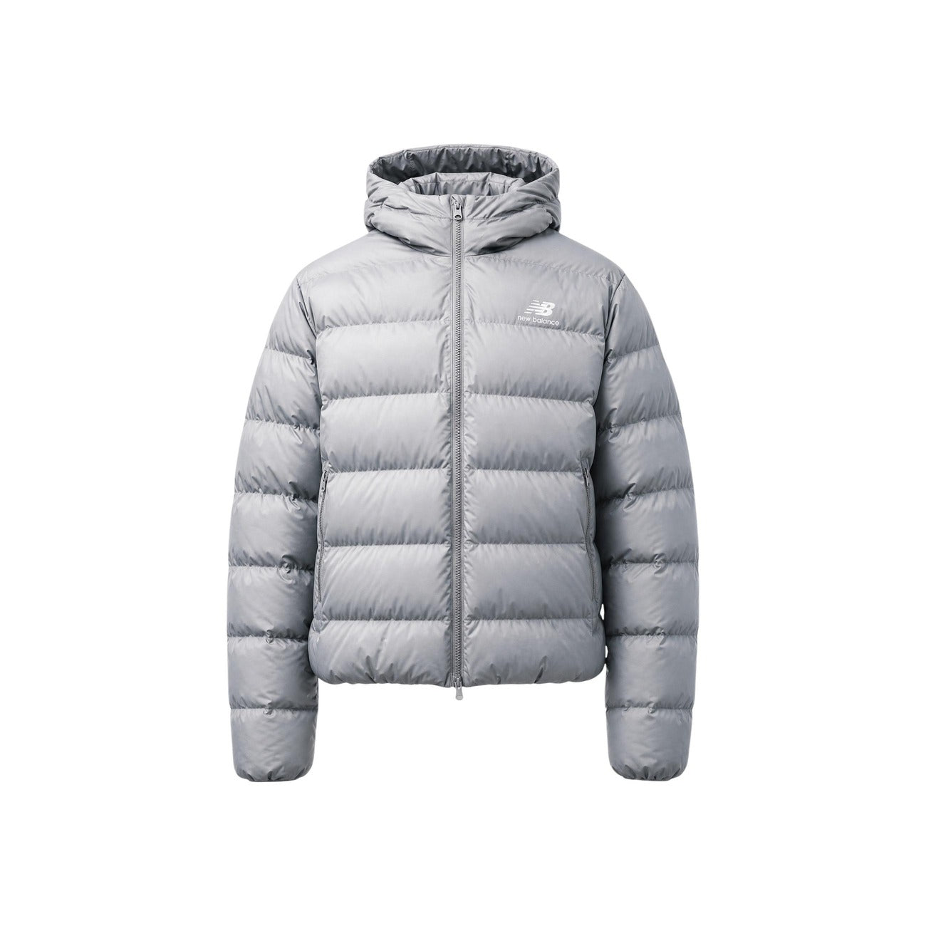 Piumino uomo New Balance grigio MJ62G17OYST. Giacca invernale pesante da uomo grigia con trapuntatura orizzontale, cappuccio, zip integrale, tasche con cerniera e logo ricamato, giubbotto casual sportivo da mezza stagione e freddo.