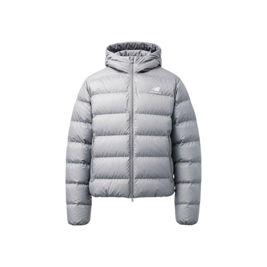 Piumino uomo New Balance grigio MJ62G17OYST. Giacca invernale pesante da uomo grigia con trapuntatura orizzontale, cappuccio, zip integrale, tasche con cerniera e logo ricamato, giubbotto casual sportivo da mezza stagione e freddo.