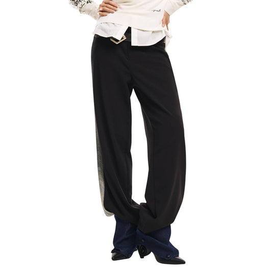 Pantaloni Desigual donna neri con zip e bottone - vista frontale indossata da modello
