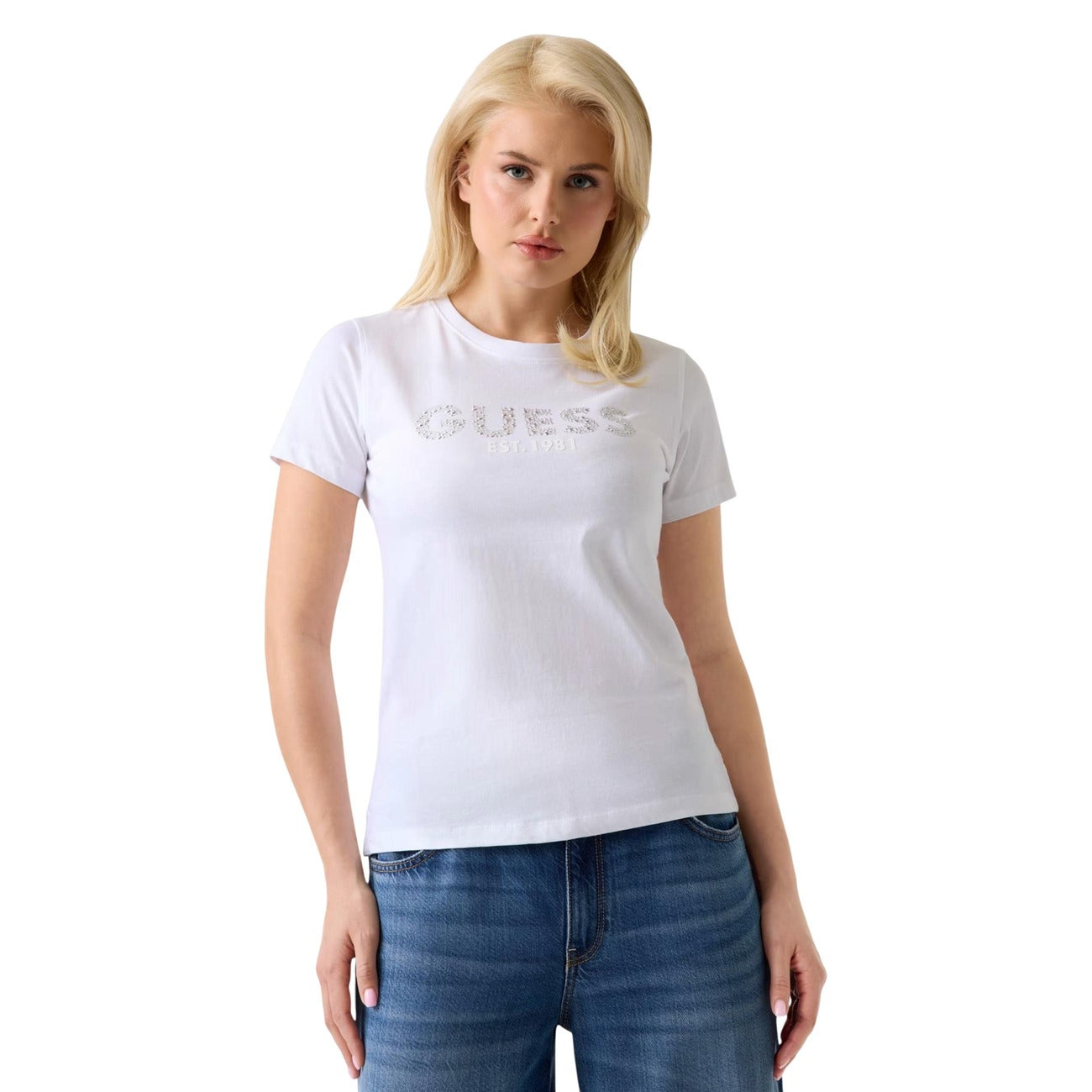 T-shirt Guess Bianca con Strass; 100% Cotone. Logo script luminoso, maniche corte, scollo tondo. Vestibilità regolare, stile glamour-casual. Ideale per ogni occasione. Vista frontale 