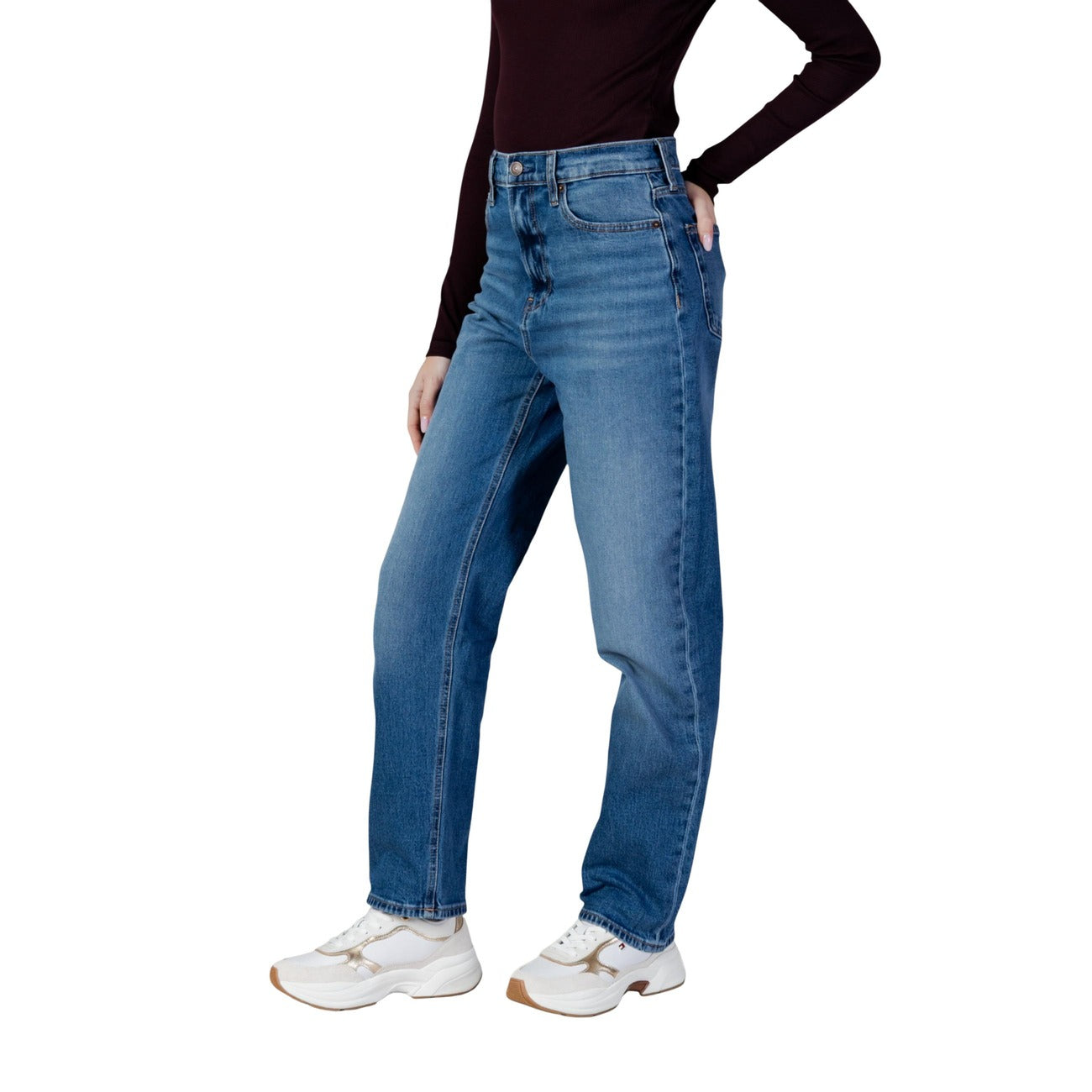 Jeans Mom Calvin Klein; Blu. 98% Cotone, 2% Elastam. Vita alta, gamba dritta, 5 tasche. Vestibilità regular, stile casual iconico per ogni occasione.