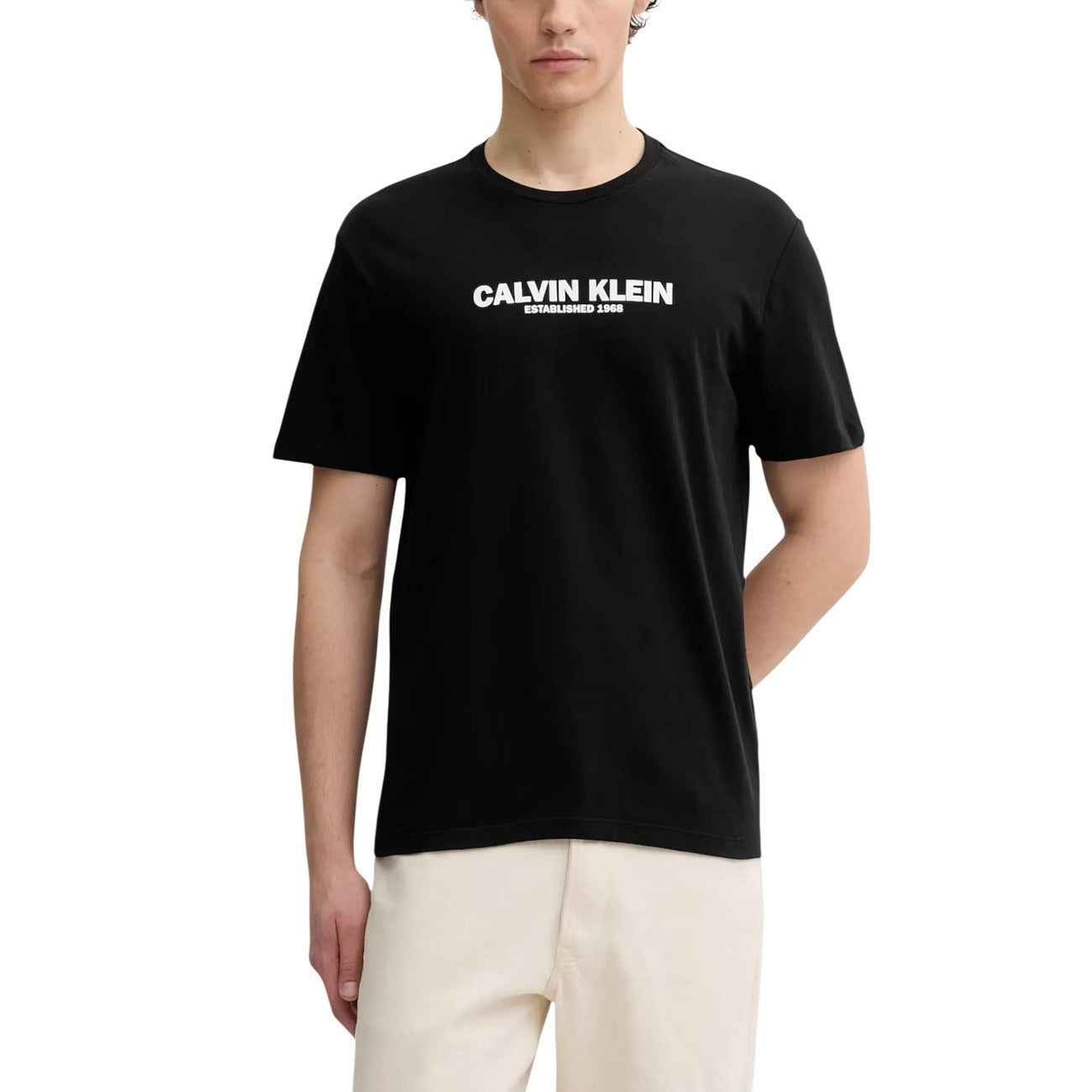 T-shirt unisex Calvin Klein GRAP; 100% cotone jersey, stampa grafica, regular fit. Girocollo a maniche corte, stile moderno e traspirante. Colore nero 