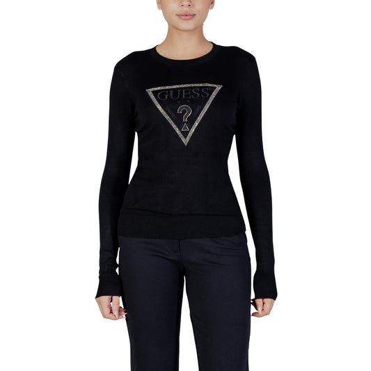 maglia da donna Guess Nera Realizzata con una composizione di 82% viscosa, 16% poliammide e 2% elastam/lycra, questa maglia offre una vestibilità confortevole e avvolgente, adattandosi delicatamente alla silhouette