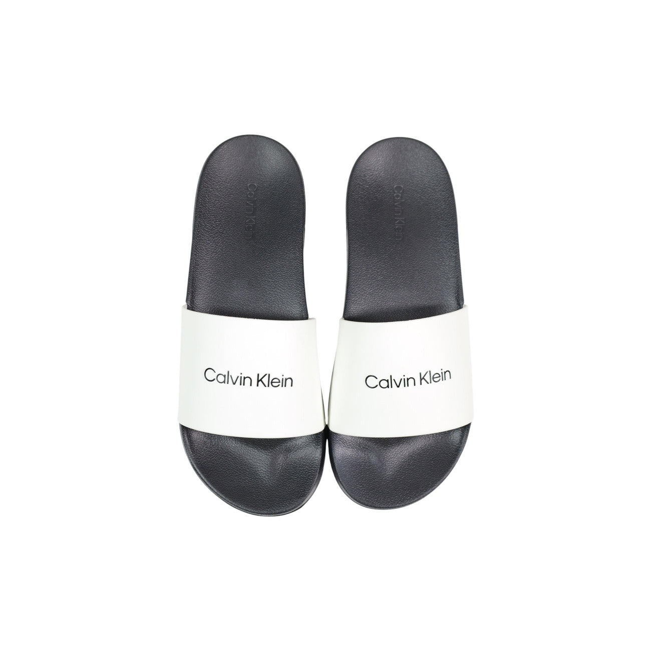 Ciabatte Black & White Calvin Klein; 100% TPU. Fascia con logo a contrasto, suola sagomata ergonomica, leggere e resistenti all'acqua. Il classico contemporaneo per il guardaroba maschile. Dall’alto 