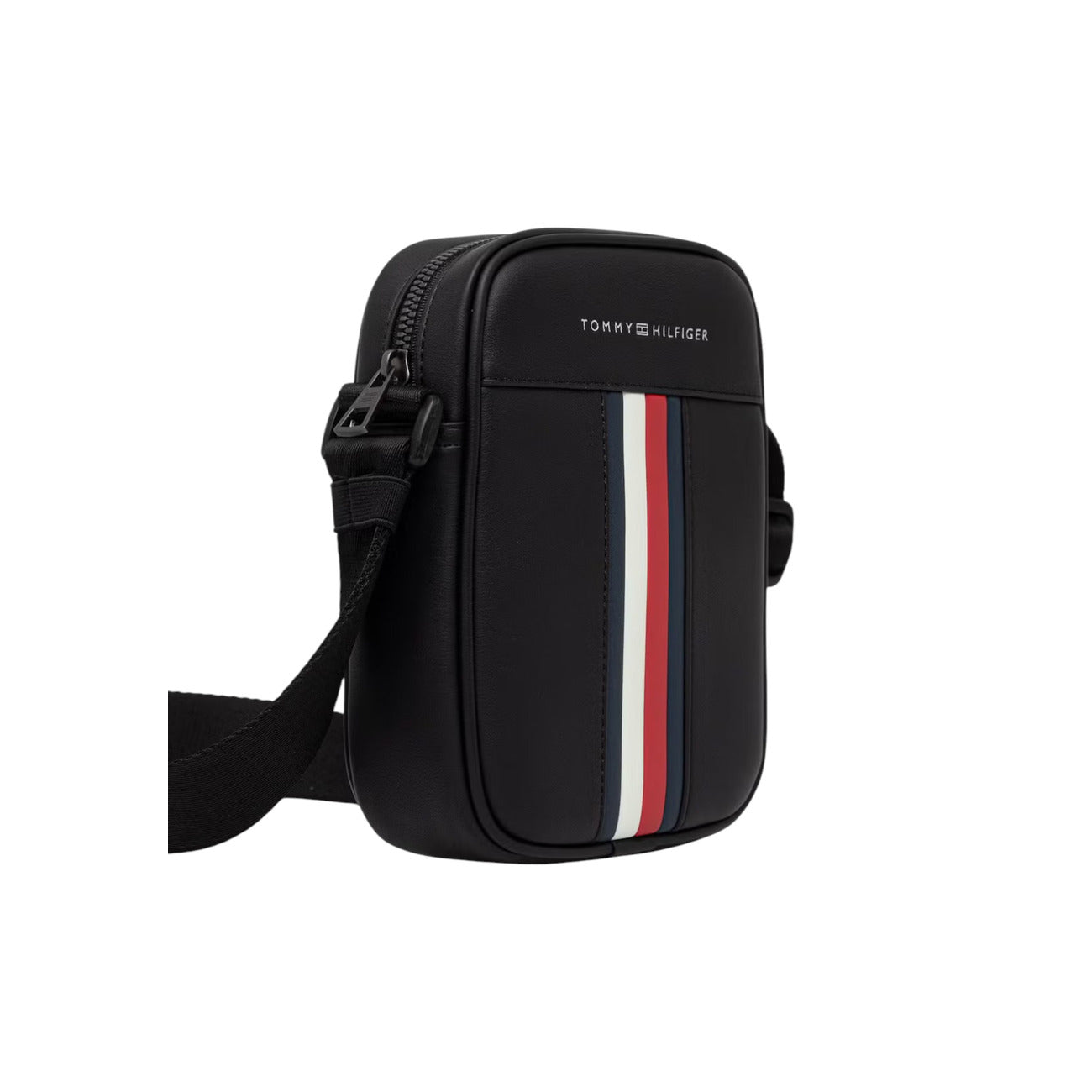 Borsa Reporter Uomo Tommy Hilfiger TH Metro; Nero. 100% Poliuretano liscio, chiusura superiore con zip, tracolla regolabile e nastro iconico frontale. Misure verticali e compatte (15x20 cm), capienza 1,85 litri. Frontale laterale 