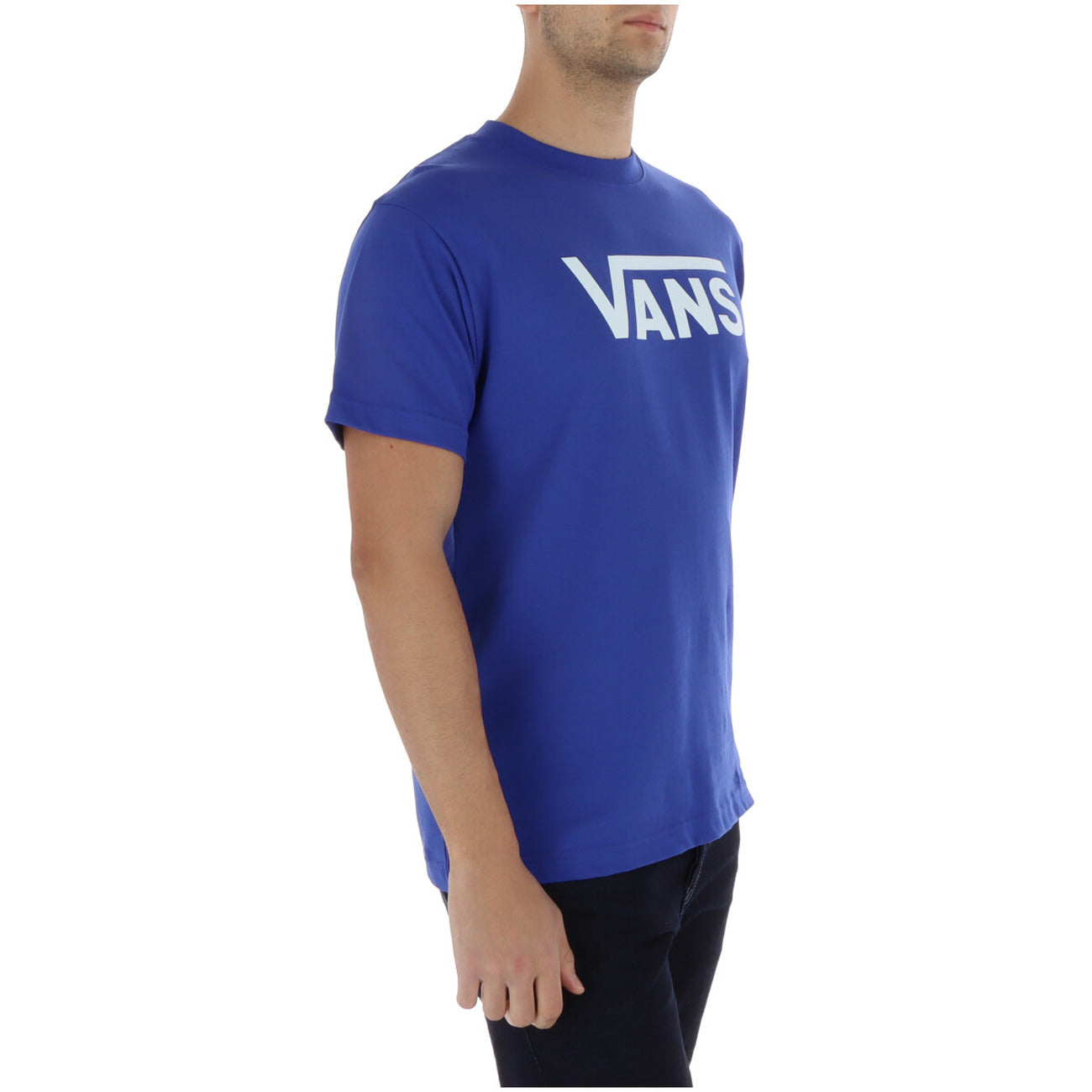 Vans Classic Logo Tee; blu con stampa bianca, 100% cotone, lavaggio 30°C. La t-shirt simbolo dello streetwear mondiale. Vista frontale laterale 