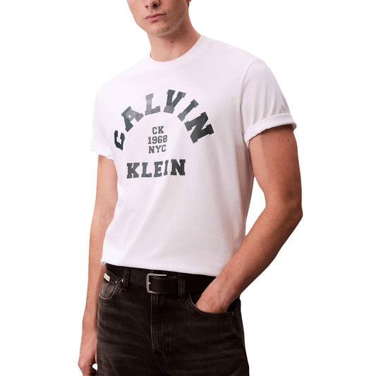 T-shirt CK Jeans Bianca; 100% Cotone. Regular fit, stampa logo frontale, girocollo. Leggera, versatile e traspirante per la stagione calda. Vista frontale 