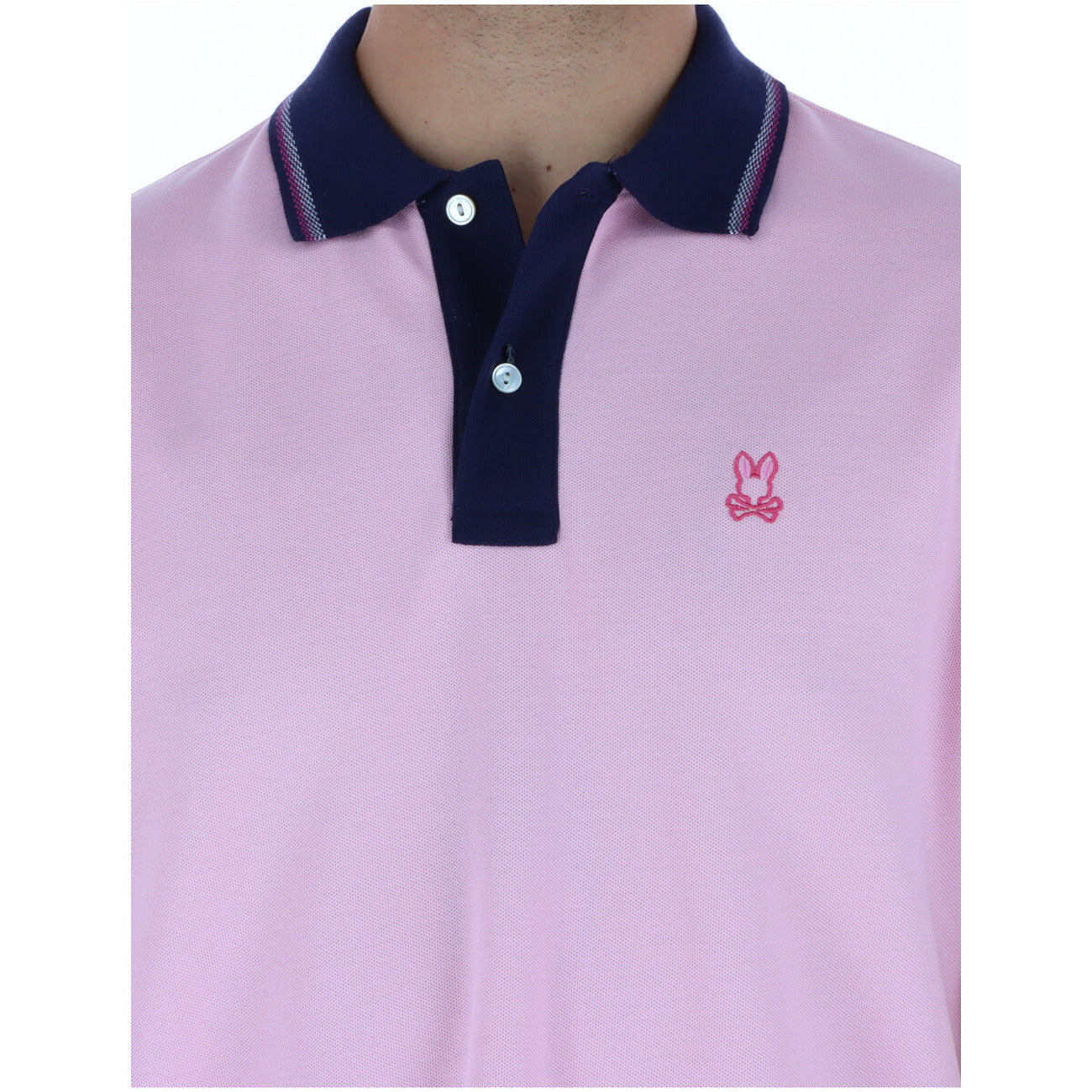 Polo Psycho Bunny Rosa; 100% Cotone Peruviano. Logo ricamato, bordature a contrasto, abbottonatura a 2 bottoni. Vestibilità regular, spacchi laterali traspiranti, stile casual-premium.