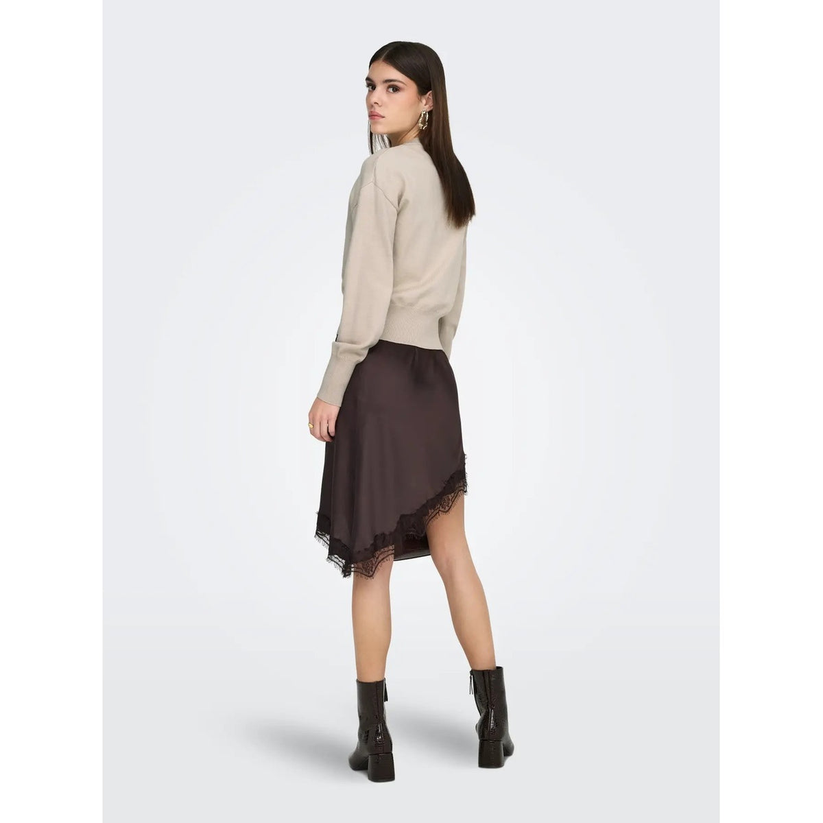 Cardigan in maglia piatta da donna Only codice 15377295 con bottoni frontali, spalle cadenti e scollo paricollo nei colori beige e marrone.