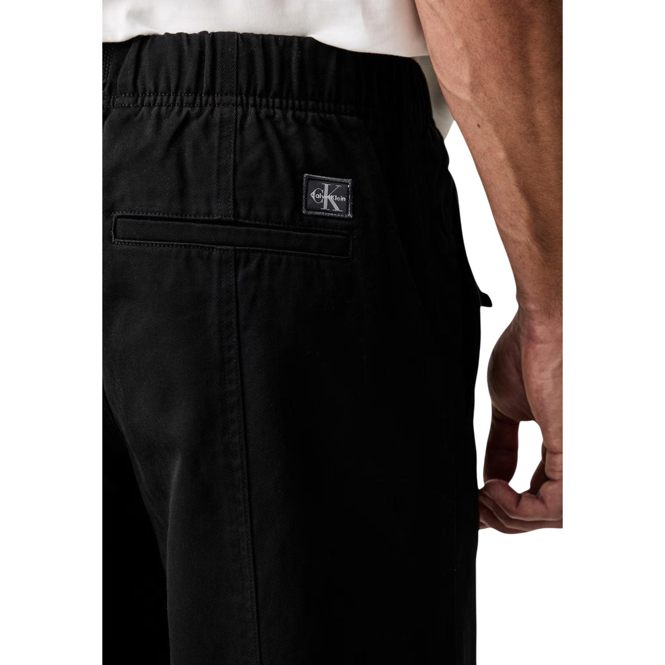 Pantaloni Calvin Klein uomo neri modello LV04RG615G. Pantalone lungo in cotone tinta unita vestibilità comoda e dritta con elastico e cintura in vita, tasche laterali e posteriori, pantalone casual chic da uomo per tutte le stagioni.