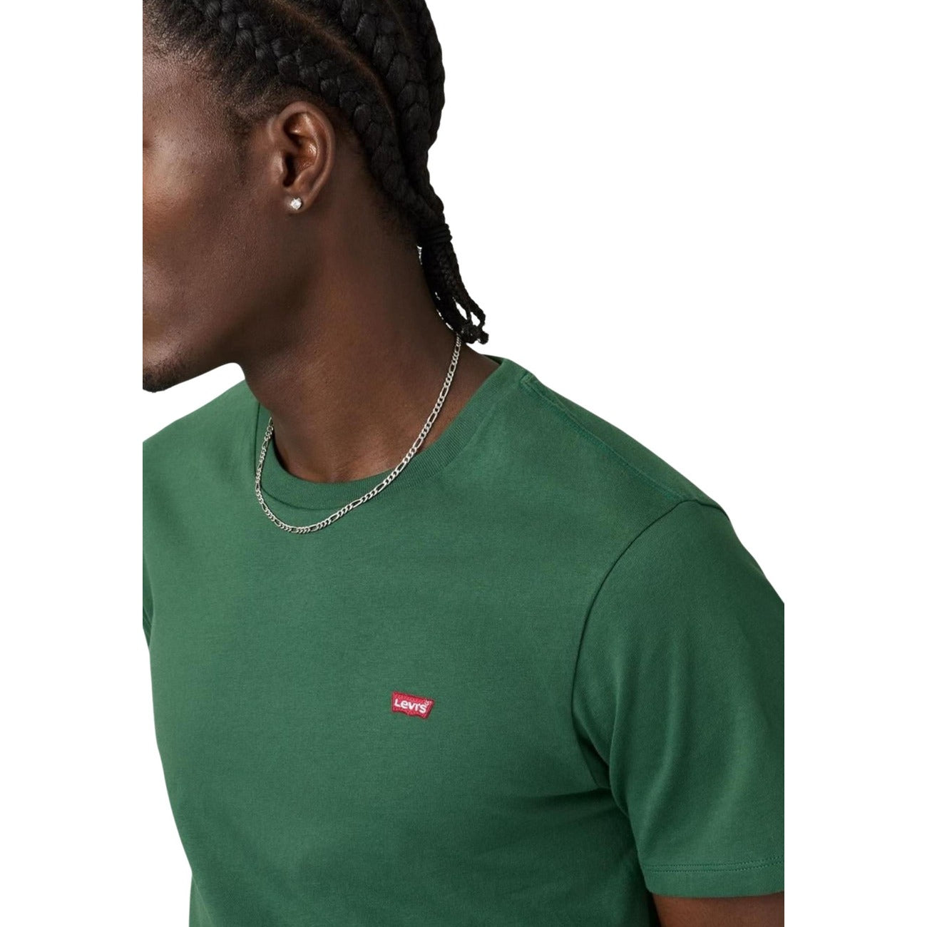 Levi's® Original Tee Dark Green; 100% cotone, girocollo, logo a bandiera laterale. T-shirt basica verde di alta qualità. Vista frontale Dettaglio logo 