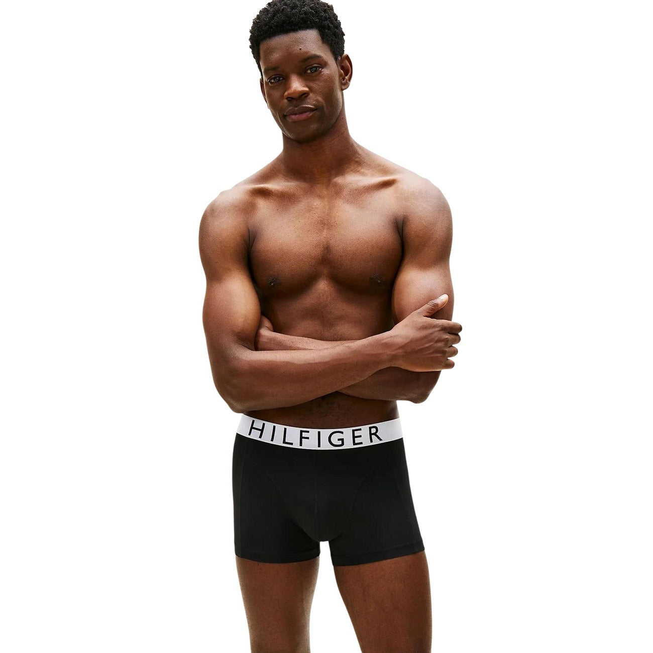 Pack 3 Boxer Trunk Tommy Hilfiger; Nero. Tecnologia Cooling Tech, 88% Nylon Riciclato, 12% Elastam. Ultra-elastici, traspiranti e sostenibili. Iconica fascia logata, ideale per sport e quotidiano. Vista frontale 