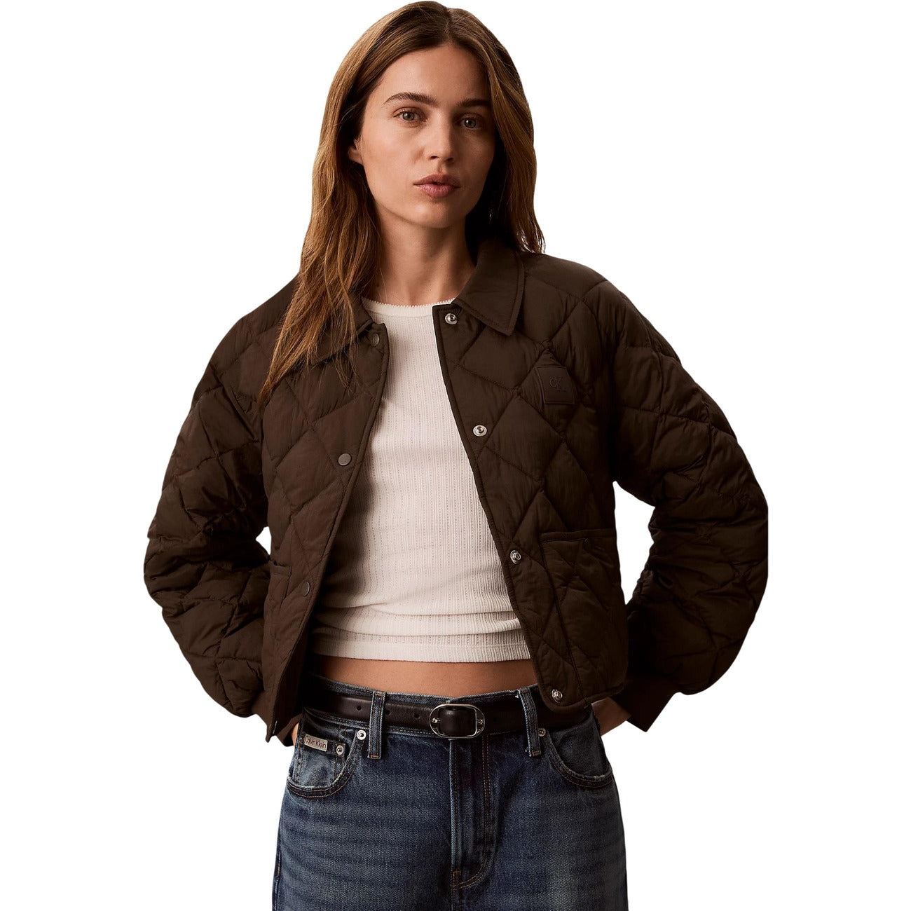 Giacca corta marrone donna Calvin Klein Jeans Dark Coffee trapuntata a rombi. Giacchetto boxy fit impermeabile e antivento con colletto classico, bottoni a pressione, tasche laterali e patch logo Monogram Calvin Klein, abbigliamento donna autunno inverno.