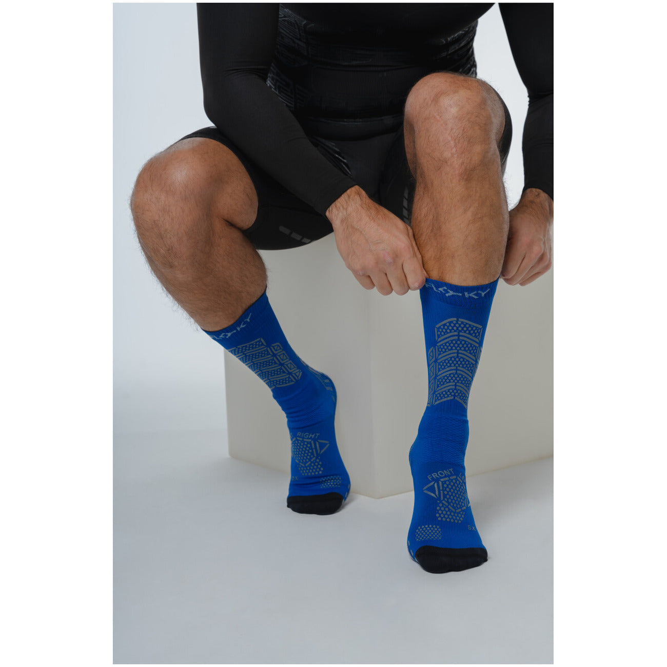 Floky AXSIST 2.0 Football Socks; tecnologia Kinesio Tape, grip integrato, compressione graduata e filato da plastica riciclata. La calza definitiva per stabilità e recupero. Colore blu. Vista frontale 