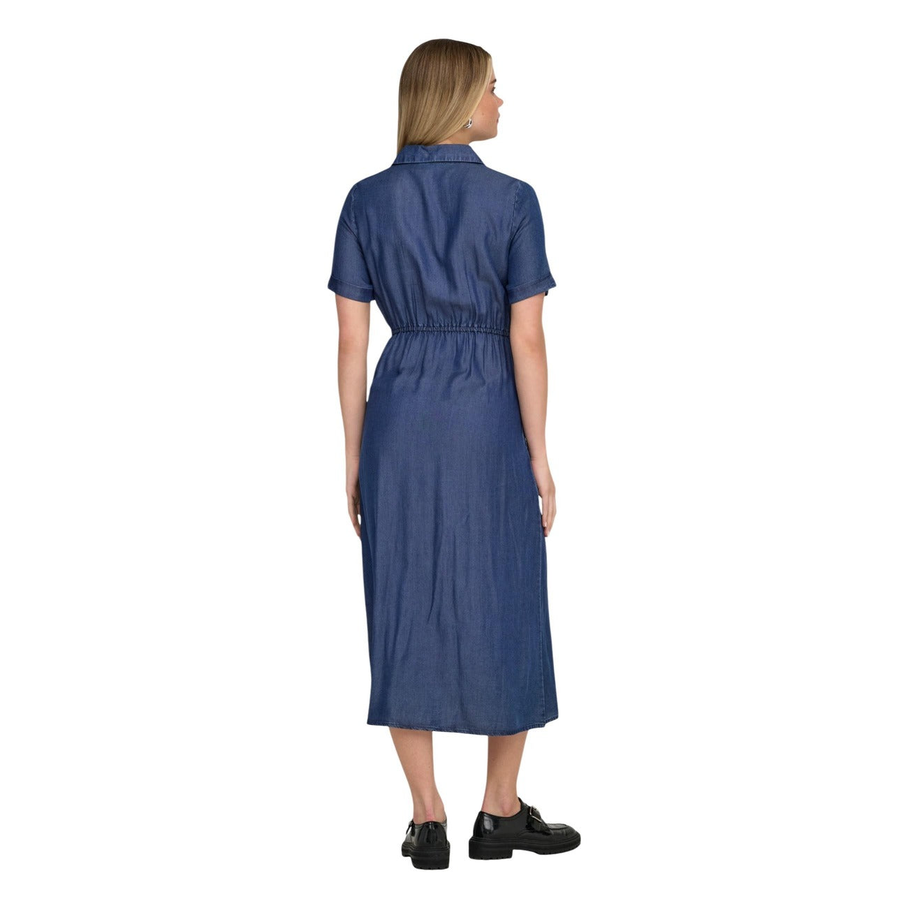 Abito chemisier Only Onlcharis; 100% Lyocell blu. Coulisse in vita, maniche corte, tasche laterali. Vestito midi estivo traspirante, fresco e dalla vestibilità personalizzabile. Vista posteriore