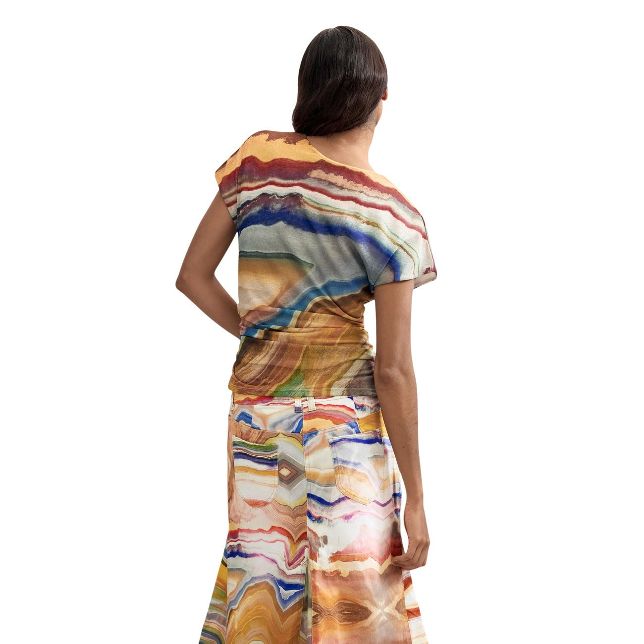 T-shirt Desigual donna beige modello TS_REIKIAVIK. Maglietta a maniche corte in tessuto a maglia beige con stampa astratta colorata all-over, scollo a barca e vestibilità regolare, stile casual estivo e contemporaneo.