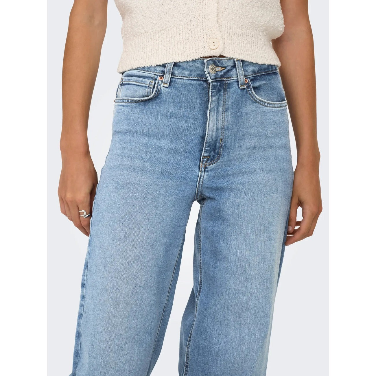 Jeans Donna Blu Chiaro Only; Modello wide fit a gamba larga e vita alta in cotone stretch sostenibile. Cinque tasche, lavaggio leggero slavato brillante stile casual. Dettaglio frontale 