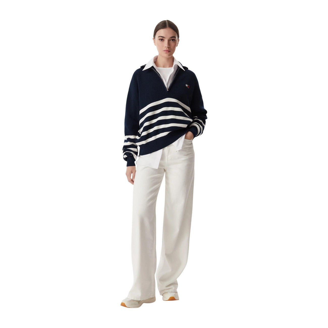 Maglia Tommy Jeans donna a righe blu DW0DW22928. Pullover oversize con mezza cerniera e collo alto in 100% cotone biologico, fantasia marinière e patch logo classico, abbigliamento donna autunno inverno.