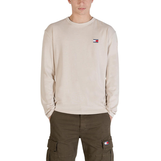 Maglia Tommy Jeans Beige Manica Lunga; 60% Cotone Rigenerato, 40% Poliestere Riciclato. Vestibilità regular, logo ricamato, scollo tondo. Tessuto morbido e sostenibile per la mezza stagione. Vista frontale 