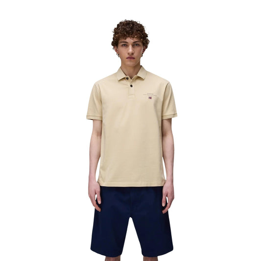 Napapijri Elbas Jersey Polo; 100% cotone, maniche corte, logo ricamato. La polo essenziale e confortevole per un guardaroba contemporaneo. Colore crema