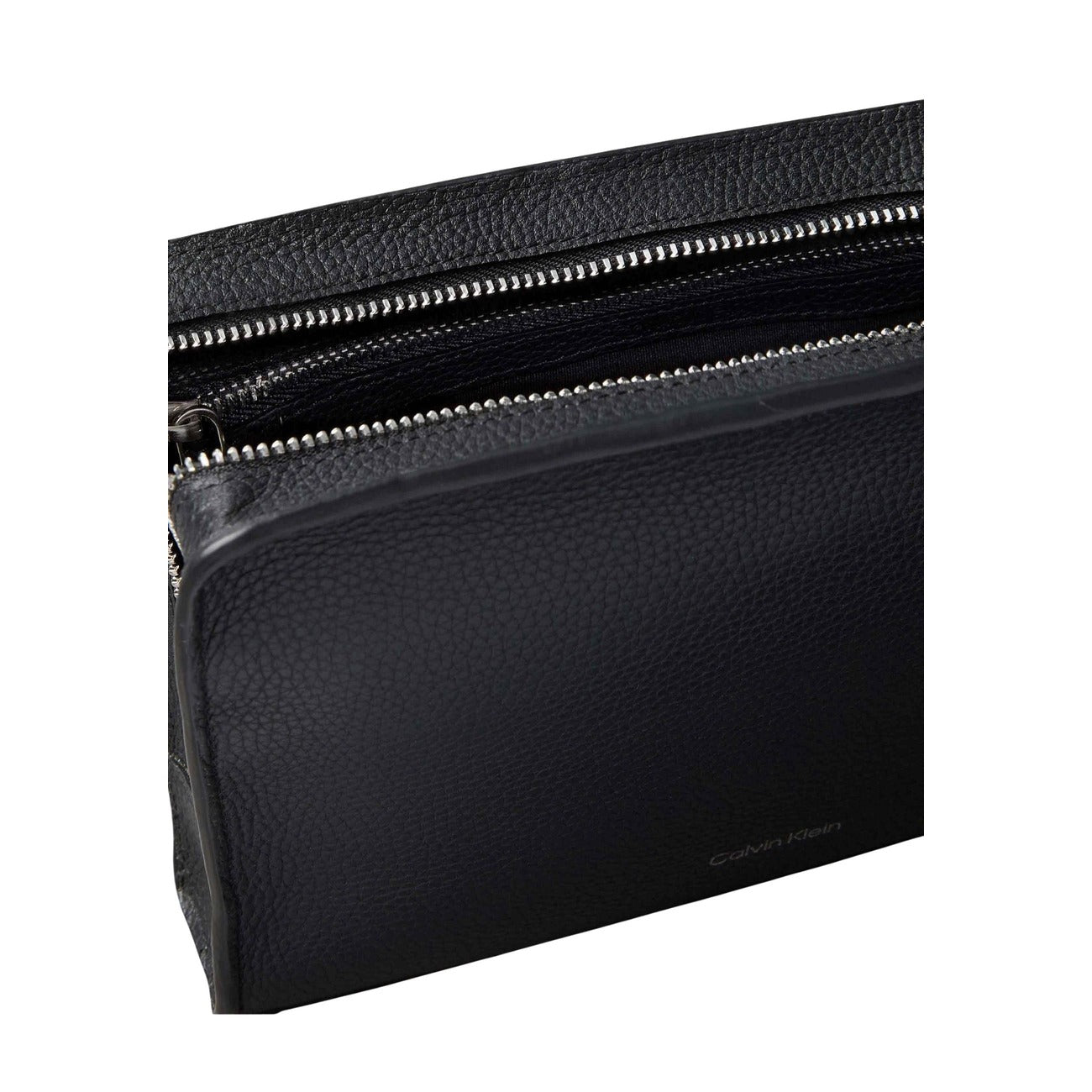 Borsa Calvin Klein uomo nera clutch - dettaglio frontale primo piano cerniera
