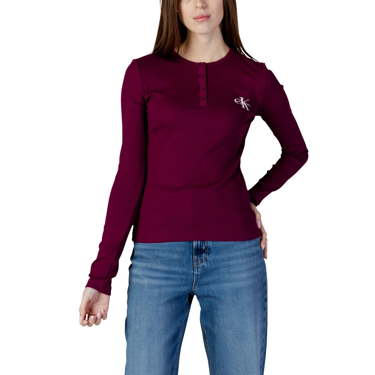 Maglia Manica Lunga CK Jeans; Bordeaux. 95% Cotone, 5% Elastam. Scollo con bottoni, vestibilità stretch, logo ricamato. Stile casual raffinato ideale per il layering.
