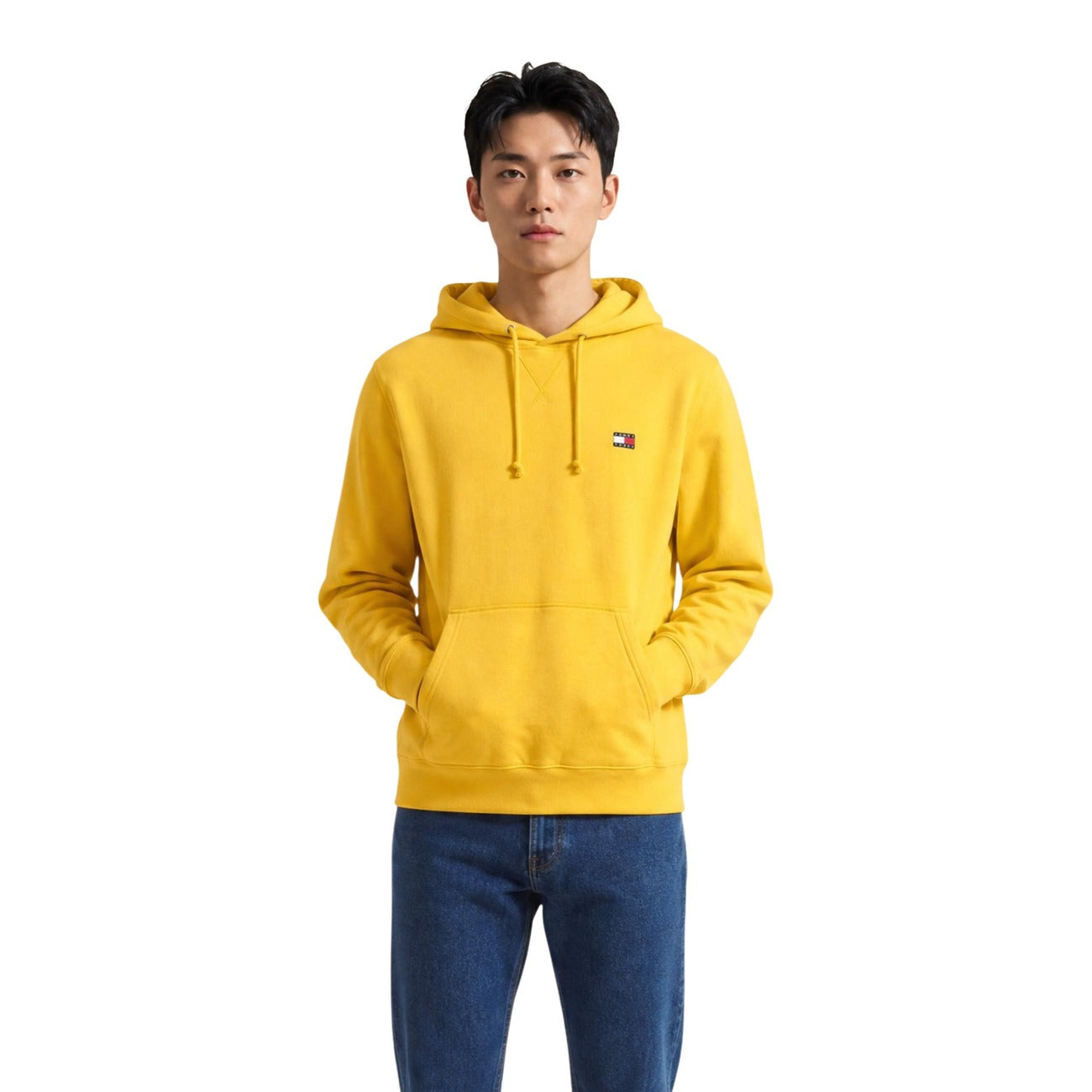 Felpa Tommy Hilfiger Jeans uomo gialla con cappuccio DM0DM23606. Felpa in misto cotone felpato con tasca a marsupio frontale, lacci regolabili e distintivo logo Tommy sul petto, abbigliamento casual uomo autunno inverno.