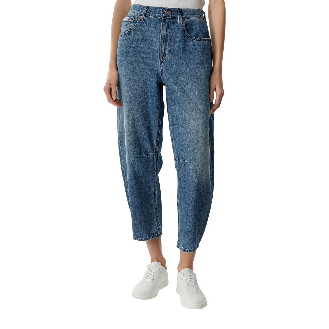 Jeans Calvin Klein Jeans donna blu modello LV047G748G. Pantaloni in denim mom fit regular in 100% cotone tinta unita, caratterizzati da taglio cropped alla caviglia, cinque tasche classiche e salpa con logo posteriore, stile casual per quattro stagioni.
