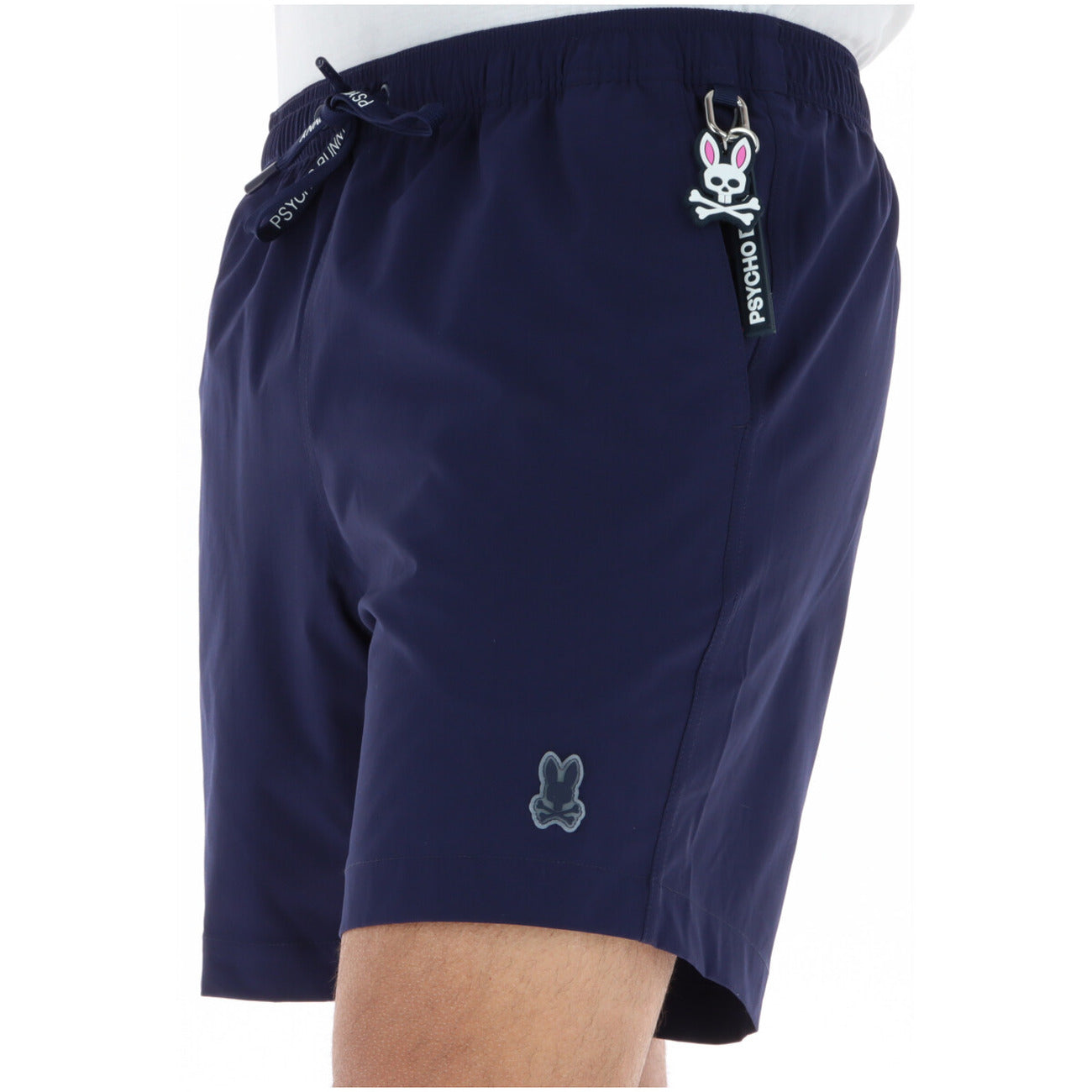Boxer mare Psycho Bunny Blu Idrocromico; 100% poliestere. Effetto pattern a scomparsa con l'acqua, asciugatura rapida, vita con coulisse e tasche funzionali. Stile unico e tecnologico per l'estate. Vista frontale laterale 