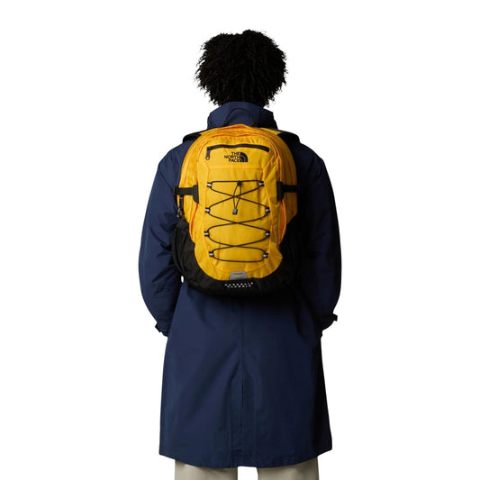 Zaino Unisex 29 Litri The North Face Borealis; Dimensioni capienti con scomparto laptop 15 pollici, tasche borracce e schienale traspirante. Sistema elastico esterno, stile casual sportivo 4 stagioni. Vista Frontale indossato 