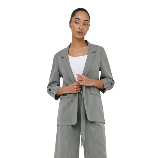 Blazer Only Onlmarsa; Grigio. 53% Viscosa, 35% Poliestere, 12% Nylon. Maniche 3/4, vestibilità regular, tessuto leggero. Perfetto per outfit casual-business 4 stagioni. Vista frontale 