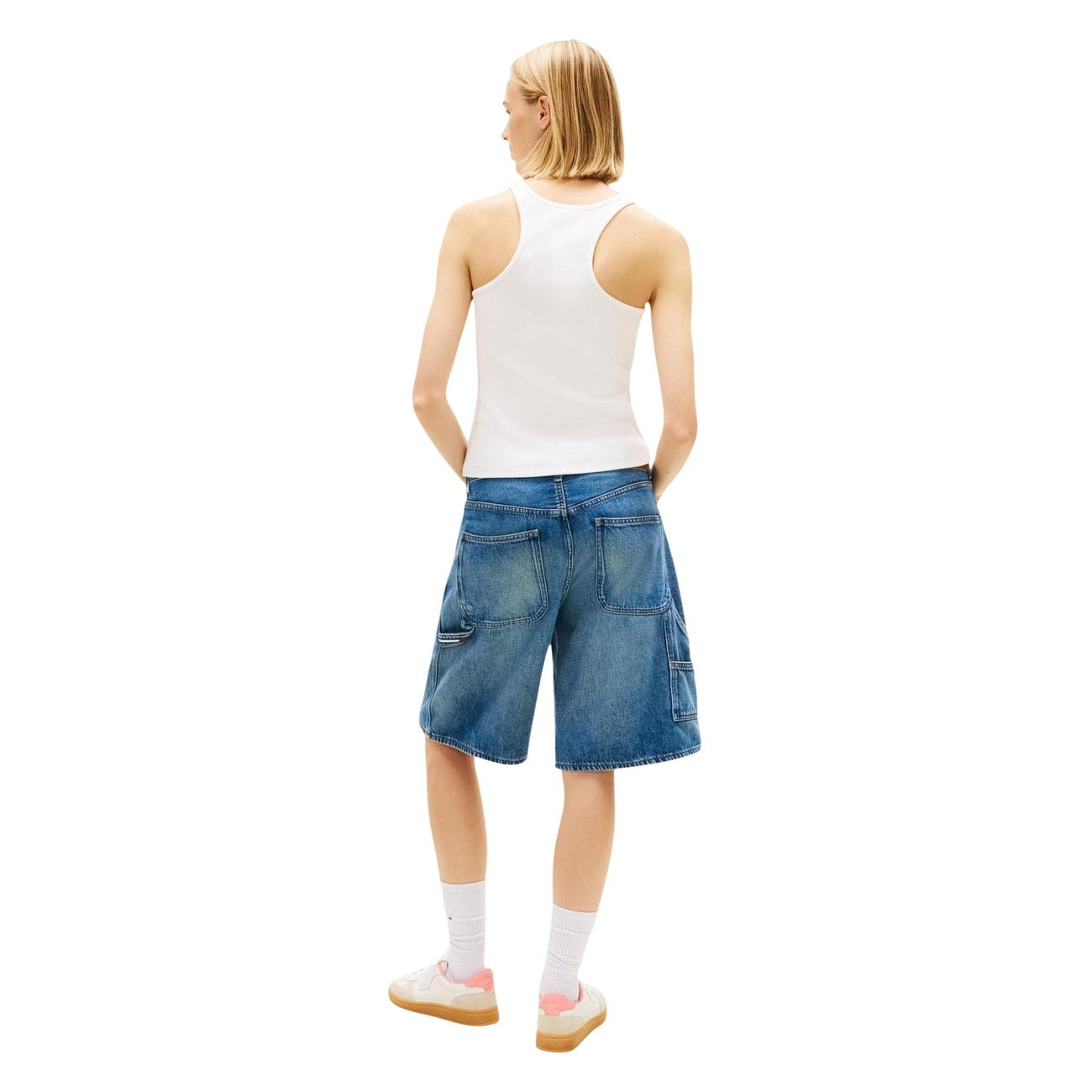 Canotta Tommy Hilfiger Jeans; Bianco, 96% Cotone Rigenerato. Tessuto a coste stretch, vestibilità aderente, logo ricamato. Capo leggero, sostenibile e traspirante. Stile Primavera/Estate. Figura intera vista posteriore 