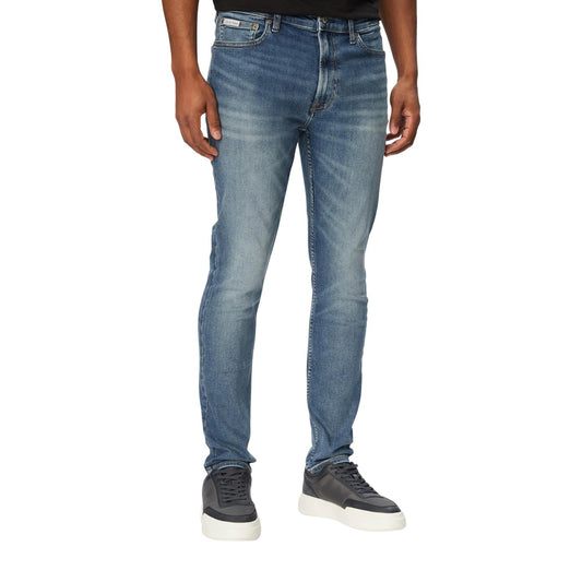 Jeans Skinny Blu Calvin Klein; Ultra Stretch. 8% Elastam per massimo comfort. Taglio 5 tasche, patch in pelle, chiusura con zip. Vestibilità aderente, flessibile e resistente. Il denim tecnico che valorizza la figura. Frontale 