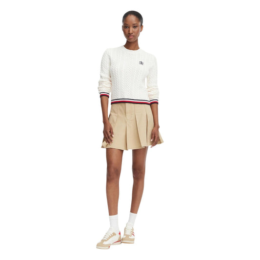 Maglione Polo Donna Bianco Tommy Hilfiger Jeans; Maglia pesante cropped a trecce in cotone rigenerato. Colletto stile polo, maniche lunghe, dettagli tricolore sui bordi a coste e logo ricamato. Stile casual raffinato. Frontale intera 